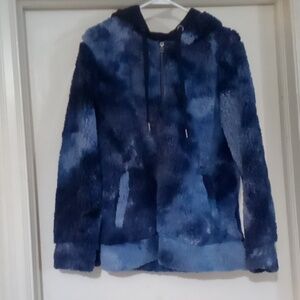 NWOT Le Verde NYC blue tie dye hoodie. Fluffy and Soft Women's Medium. Pullover.